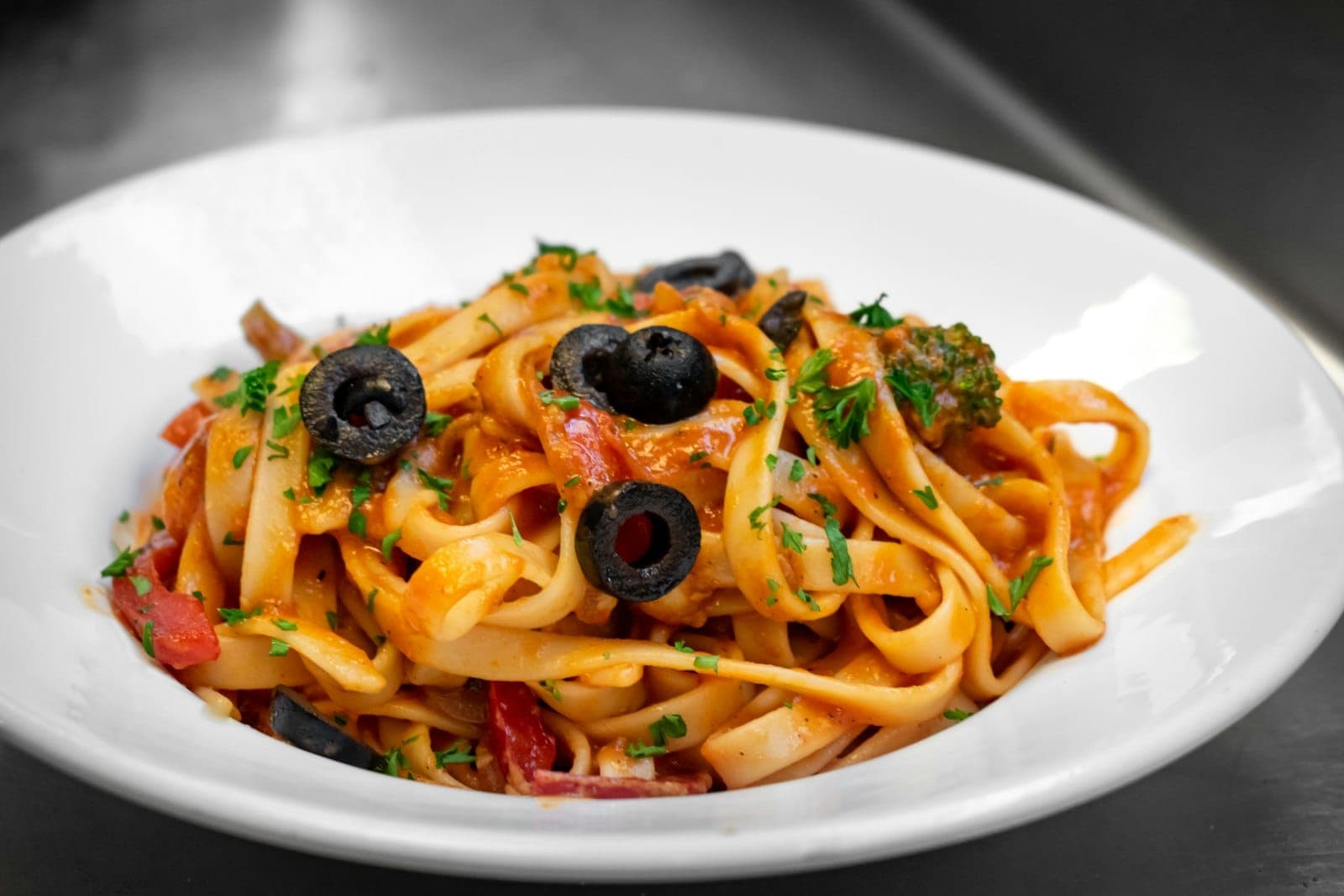 Tagliatelles à la tapenade catalane et tomates cerises