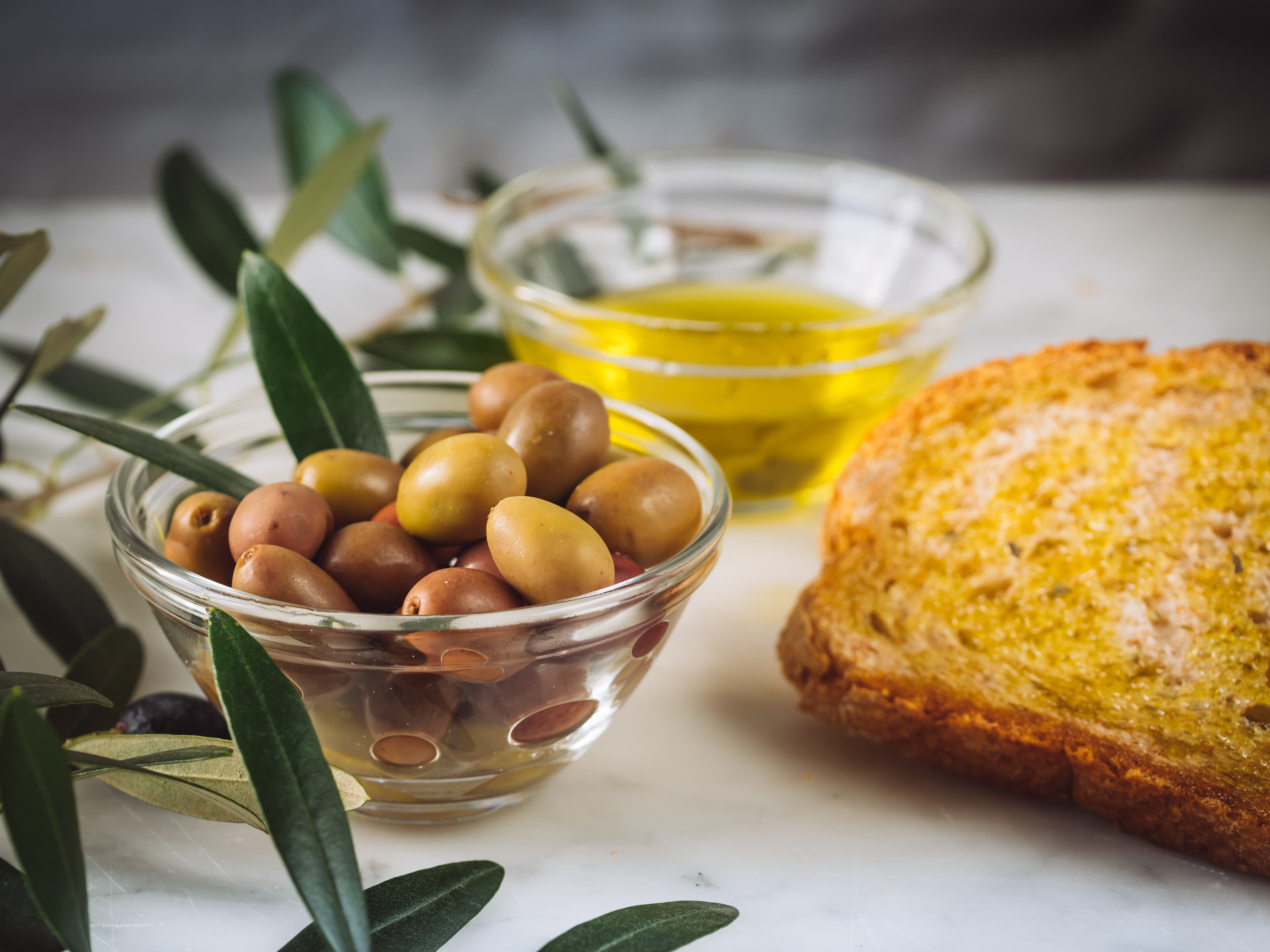 Tartines à la tapenade noire et fromage frais